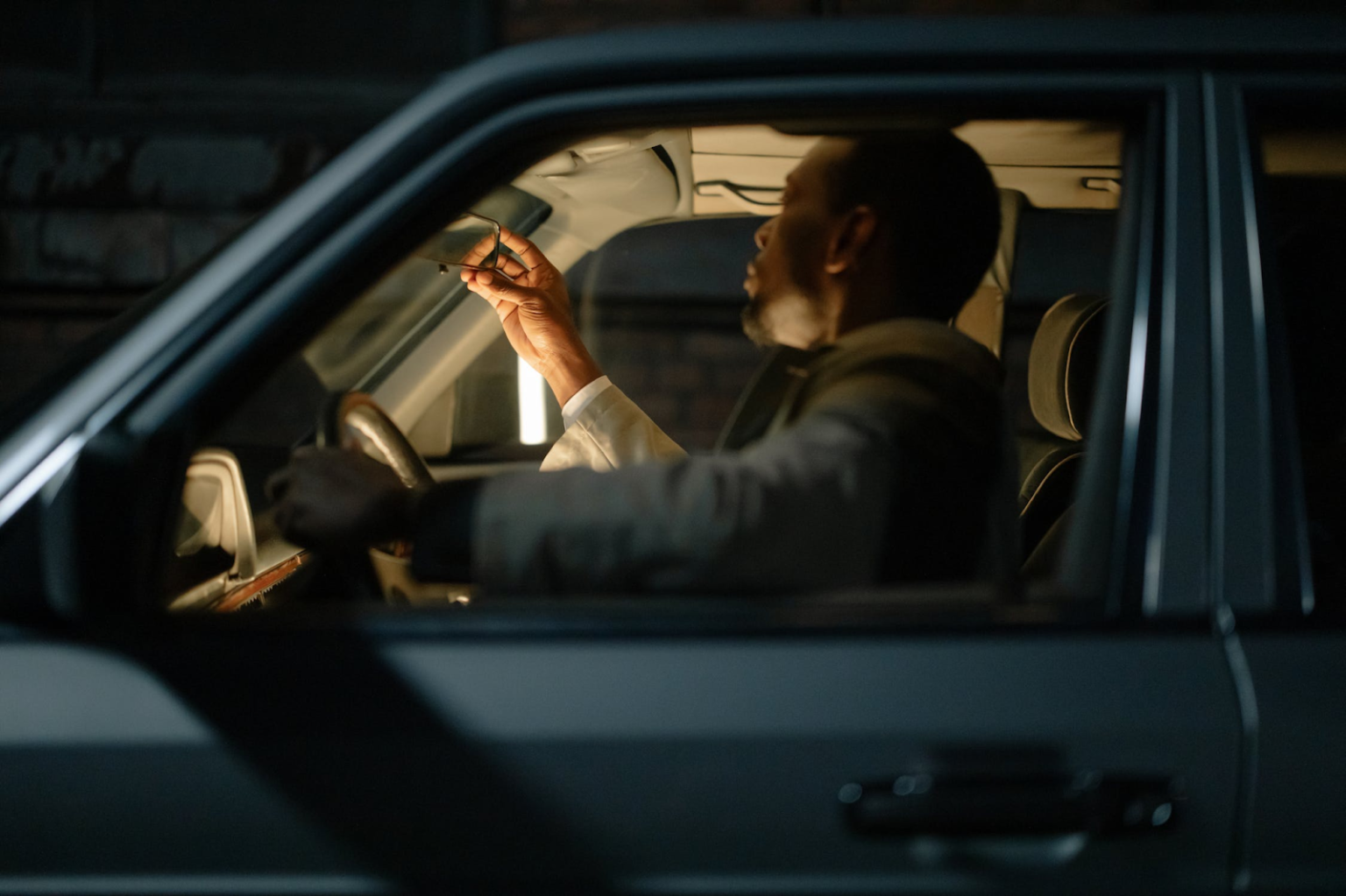 Etiquette for Tipping Limo Drivers What is the Right Amount? (2023)